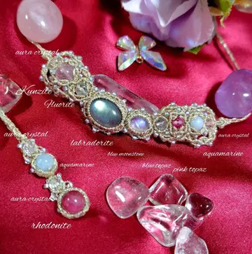 래브라도 라이트와 블루문스톤의 비대칭 마크라메 목걸이