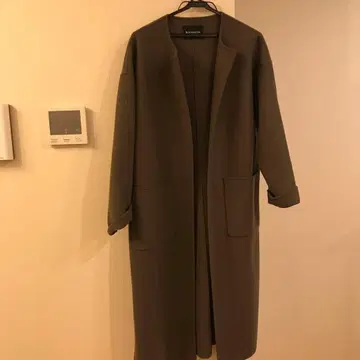 두꺼운 원단 그레이 롱 코트 앞 포켓 부착