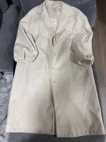 크림색 롱 코트