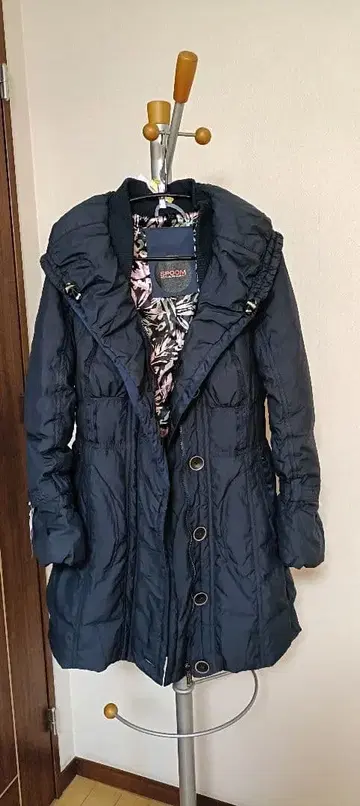 SPOOM 네이비 후드 부착 벨트 부착 다운 자켓