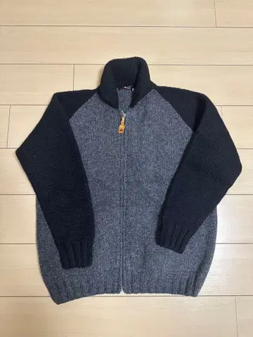 red ear 카우친 스웨터