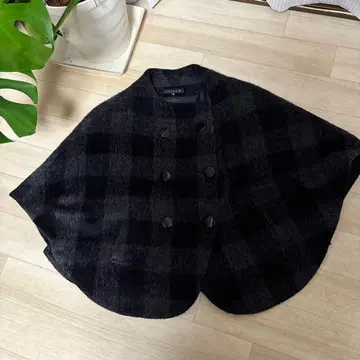 우메다 한큐에서 구매 울 혼방 판초 케이프 코트 미사용 새상품입니다.