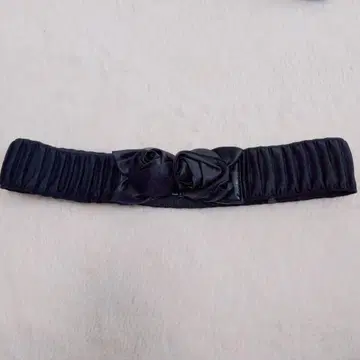 [ 미사용 새상품 ] L'EST ROSE 가죽 벨트 꽃 모티브 밴딩 블랙