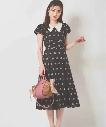 트란테안 꽃무늬 블랙 원피스 반팔 A라인