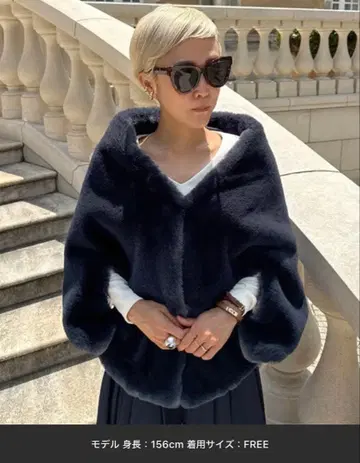 미사용 새상품 JENNE 리치 볼륨 퍼 케이프 네이비