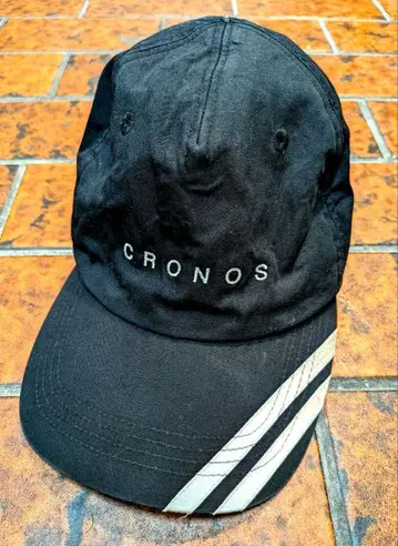 CRONOS 블랙 캡 스트라이프 디자인