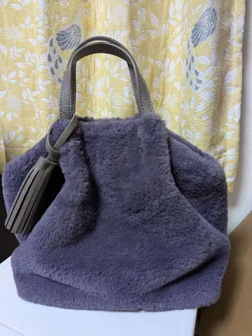 인조 모피 소재 퍼플 핸드백 태슬 포함