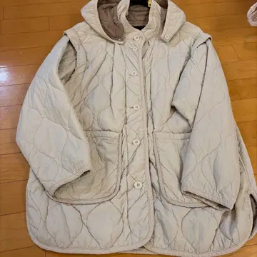 후드 부착 옅은 베이지색 퀼팅 자켓 니코앤드