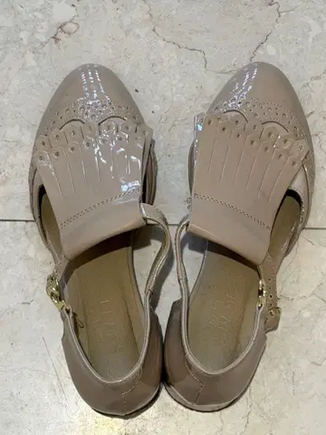 BEAMS 베이지 플랫슈즈 컷 아웃 디자인