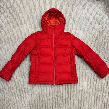 빨간색 후드 부착 다운 자켓