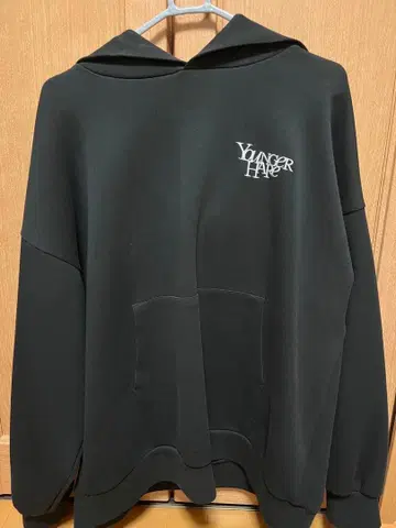 Younger Hare 블랙 후드티