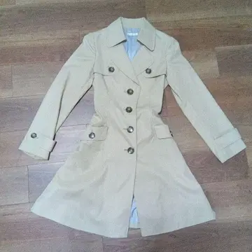 베이지 더블 브레스트 트렌치코트