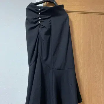 블랙 플레어 스커트 장식 버튼 포함 라메 믹스 프로포션 바디