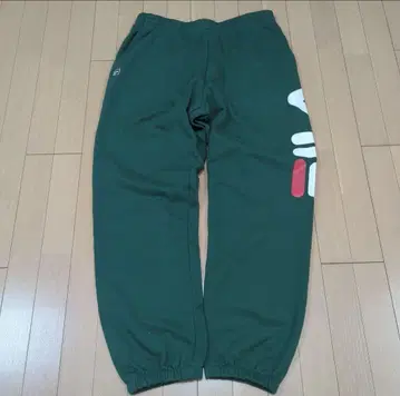 다크 그린 스웨트 팬츠 로고 프린트