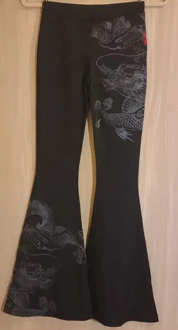 [ Ozz On ] hikozoh 드래곤 프린트 플레어 레깅스 블랙