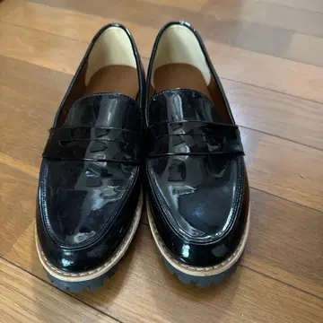 블랙 에나멜 로퍼