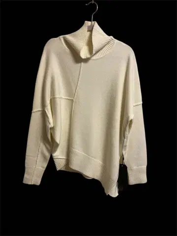 [ MICALLE MICALLE/미카레미카레 ] 비대칭 디자인 니트