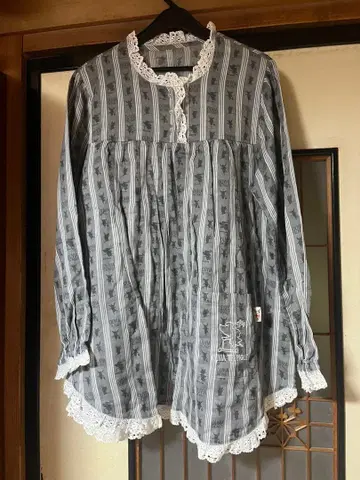 와코루 올리비아의 피글렛 스트라이프 튜닉 레이스