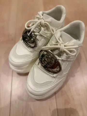 GYDA 화이트 스니커즈 장식 로고 포함