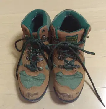 등산화 트레킹 슈즈 브라운과 그린 24cm