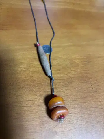 HENRY CUIR 비즈와 금속 부품의 목걸이