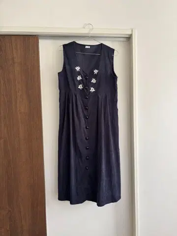 네이비 슬리브리스 무릎 기장 원피스