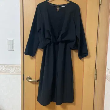 블랙 드레이프 디자인 긴팔 원피스