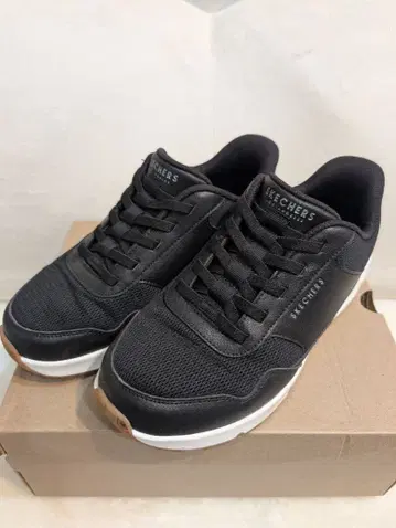 SKECHERS 블랙 스니커즈 슬립인