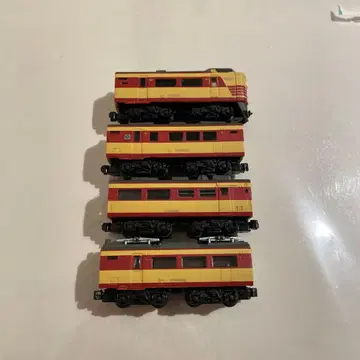 빨간색과 옐로우 컬러의 기차 모형 4량 세트