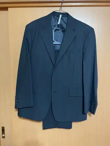 네이비 스트라이프 수트 자켓과 팬츠