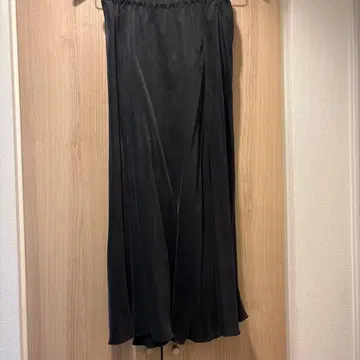 BEARDSLEY 비어즐리 백 테일 스커트 블랙