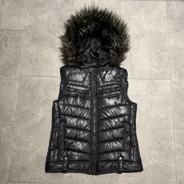 블랙 다운 베스트 후드 부착