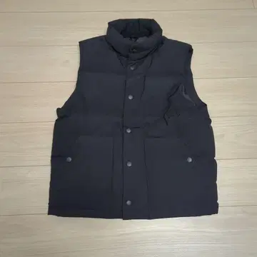 블랙 슬리브리스 다운 베스트