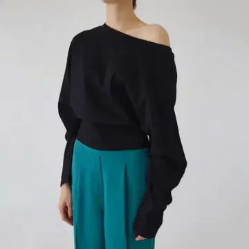 RIM.ARK 슬리브 턱 컷 탑 블랙