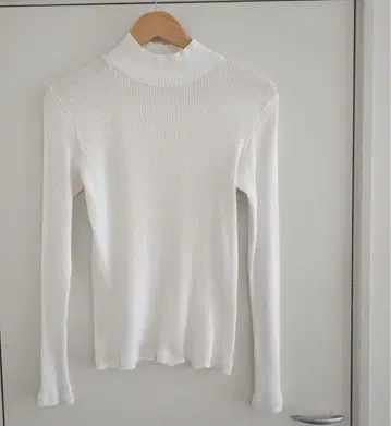 플라스테 PLST 화이트 리브 터틀넥 긴팔 상의