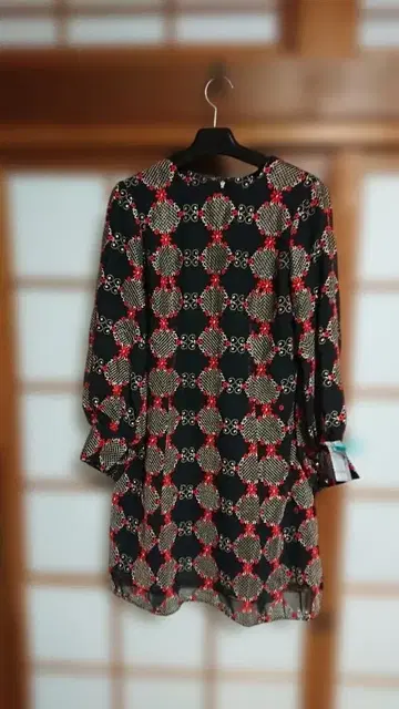 블랙 레드 패턴 자수 긴팔 원피스