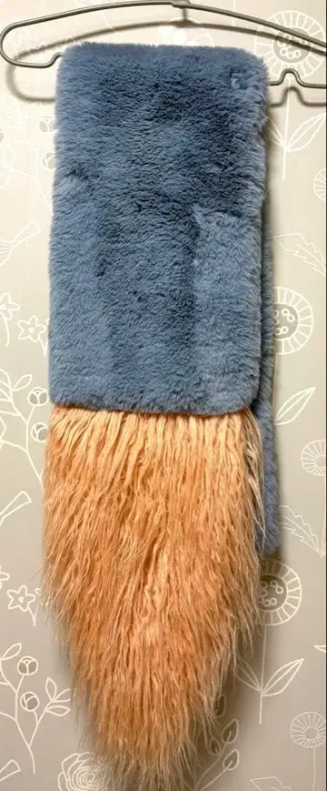 파랑과 베이지의 퍼 롱 머플러