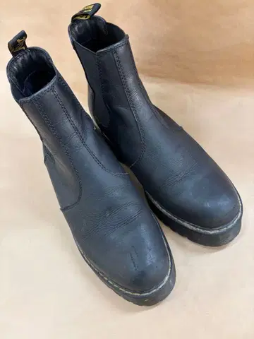 닥터마틴 블랙 가죽 사이드 고어 부츠 통굽