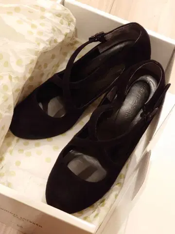 tsumori chisato WALK 블랙 스웨이드 힐 크로스 스트랩