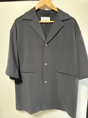 그레이 반팔 버튼 셔츠