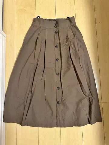 브라운 롱 스커트 버튼 포함