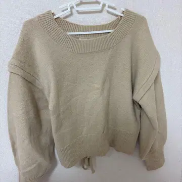 베이지 니트 스웨터 뒷면 슬릿