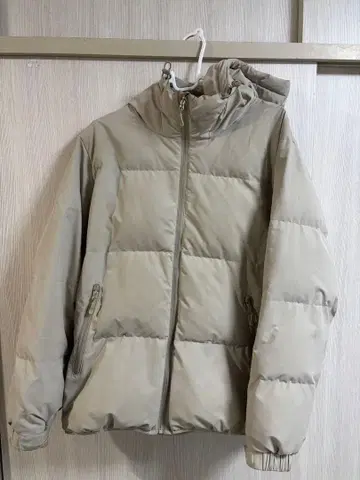 후드 부착 베이지 다운 자켓