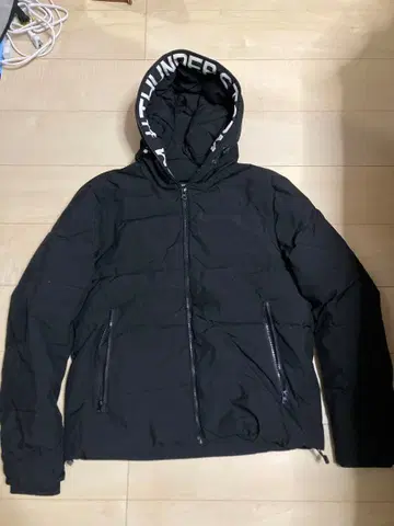 블랙 후드 부착 다운 자켓
