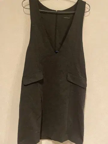 SCOT CLUB 다크 그레이 슬리브리스 원피스