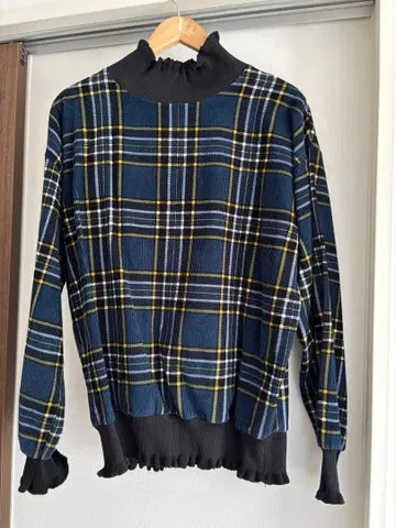 Mariedlune 네이비 계열 체크 스웨터
