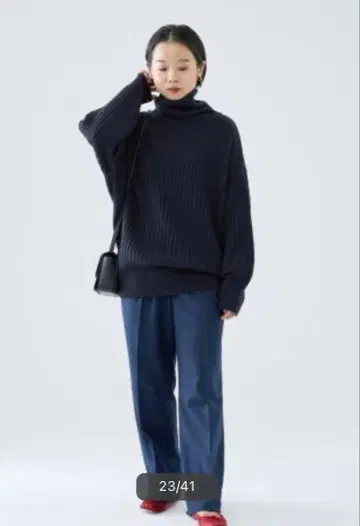 네이비 리브 터틀넥 스웨터