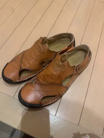 브라운 가죽 오픈토 샌들