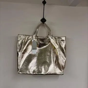 새상품 메탈릭 골드 토트백