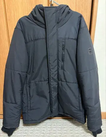 언더아머 다운 자켓 (블랙 XL)